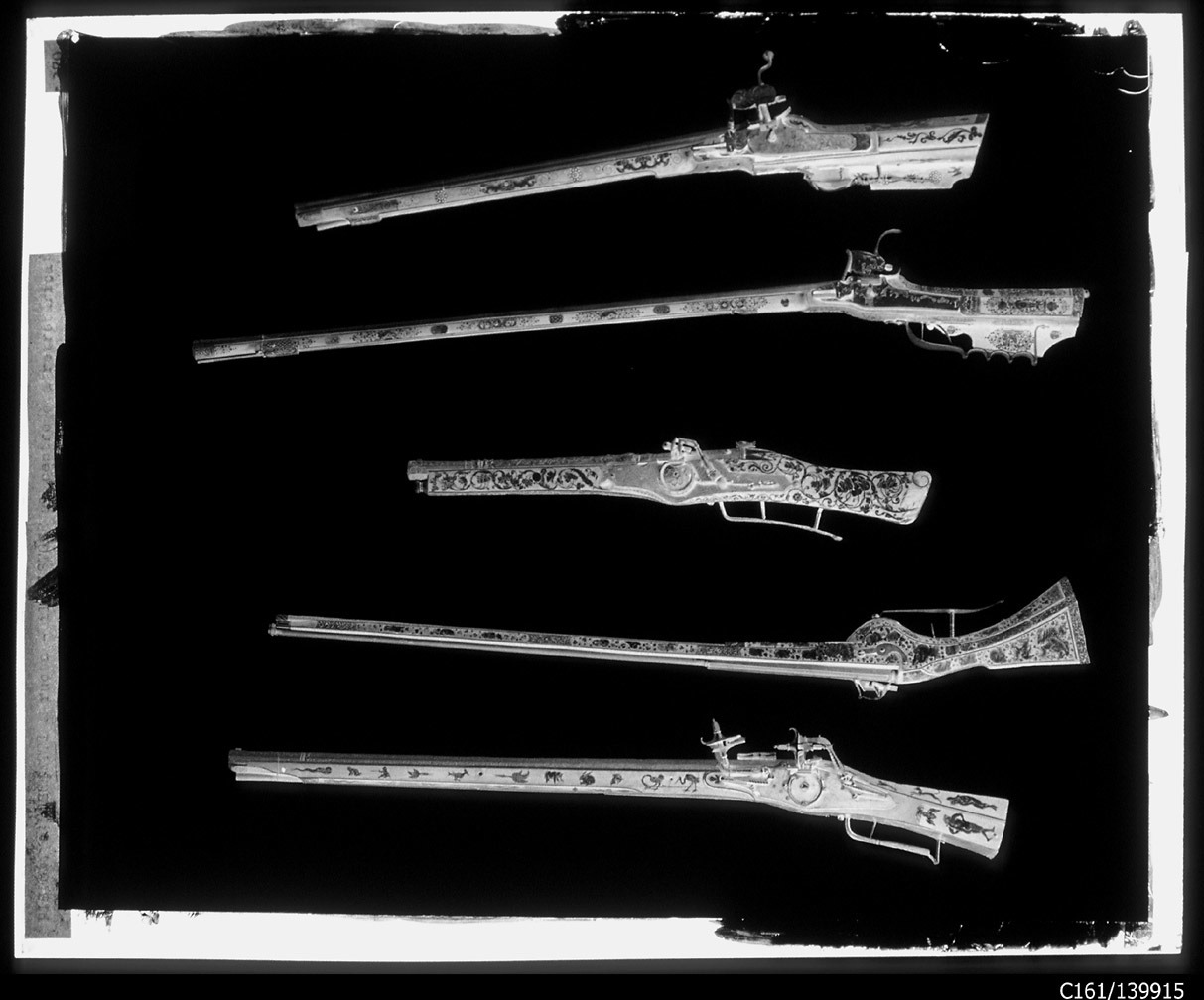 Torino - Armeria Reale - Armi da fuoco lunghe - Armi da fuoco corte - 663 - 666 - M23 - N8 - N10 (negativo) di Anonimo (studio), Berra Bussolino Celestina - Berra Favale Gustava (studio) (XIX)