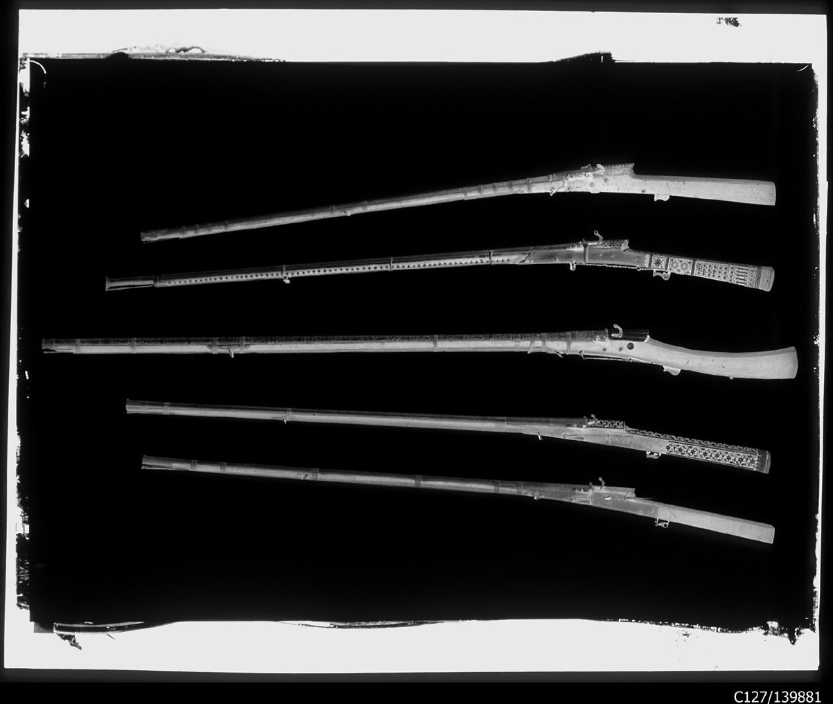 Torino - Armeria Reale - Armi da fuoco lunghe - Archibugi - M125 - M126 - M127 - M129 - M130 (negativo) di Anonimo (studio), Berra Bussolino Celestina - Berra Favale Gustava (studio) (XIX)