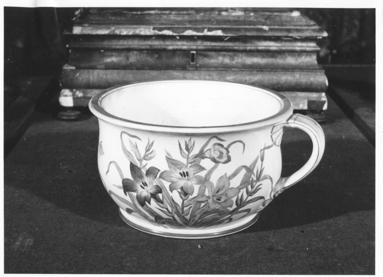 motivi decorativi floreali (vaso da notte, opera isolata) - manifattura di Minton (metà sec. XIX)
