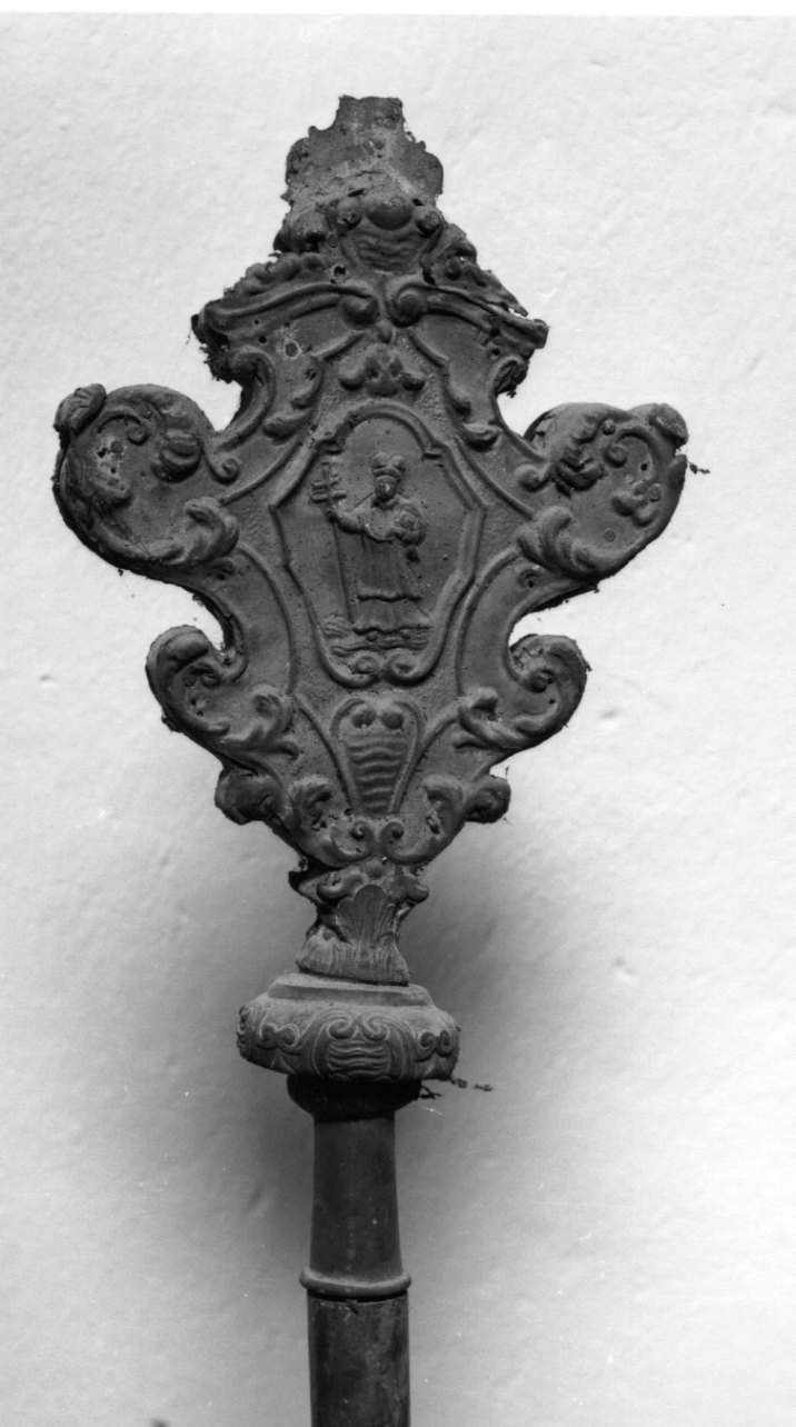 Santo vescovo (decorazione a sbalzo, elemento d'insieme) - bottega piemontese (seconda metà sec. XVIII)