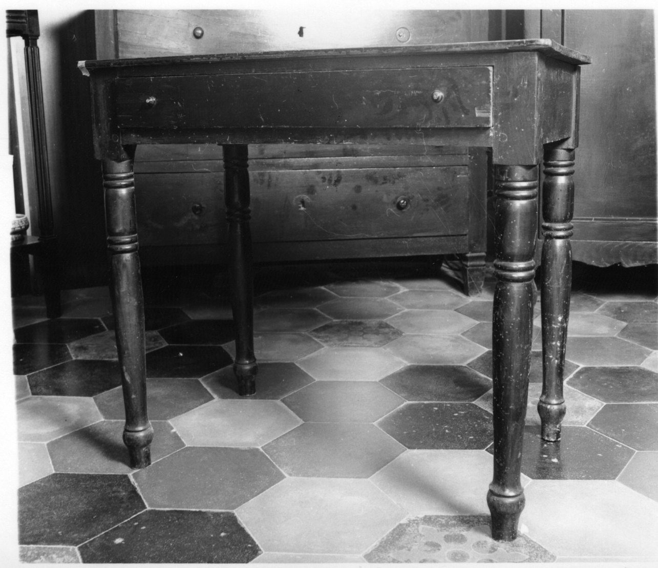 tavolino, opera isolata - bottega piemontese (inizio sec. XX)