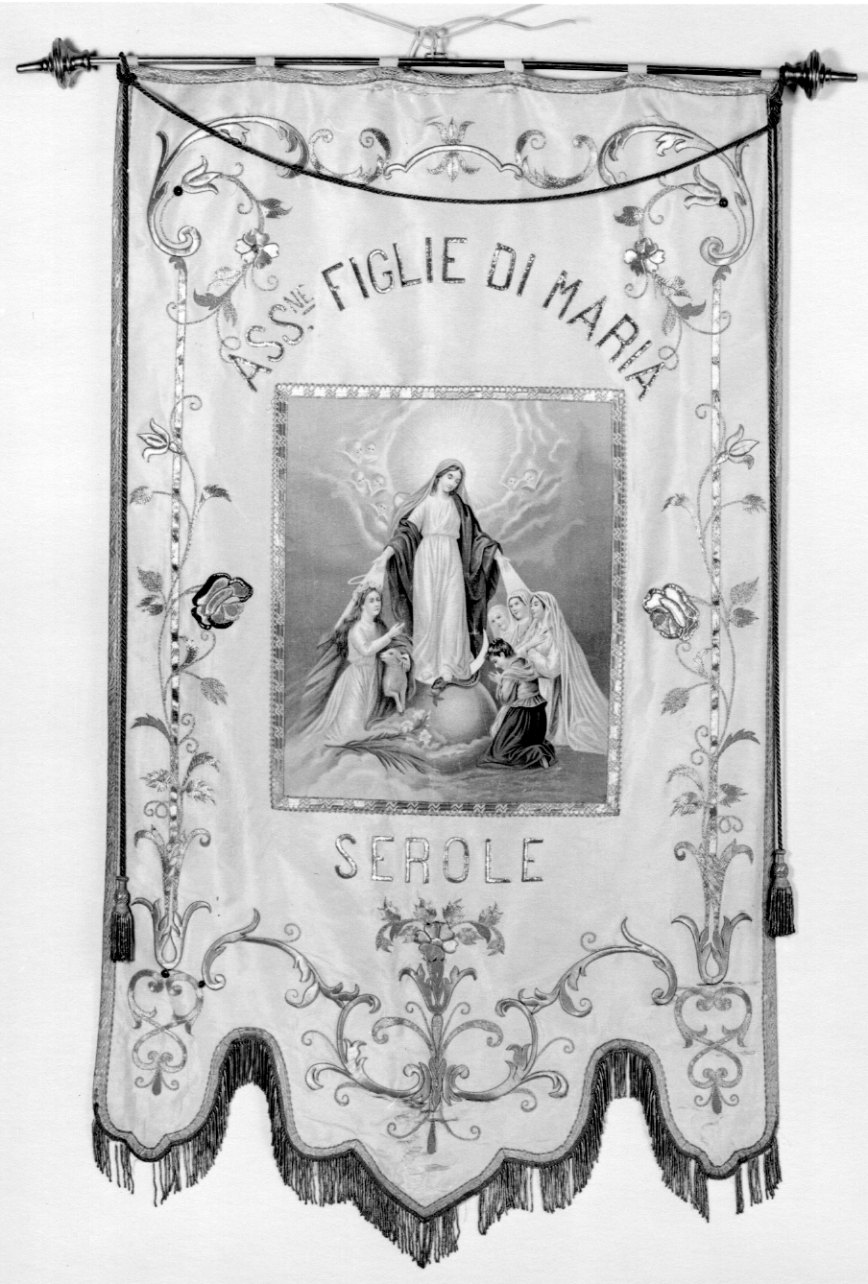 Madonna Immacolata e figlie di Maria (stendardo processionale, opera isolata) - manifattura piemontese (fine/inizio secc. XIX/ XX)