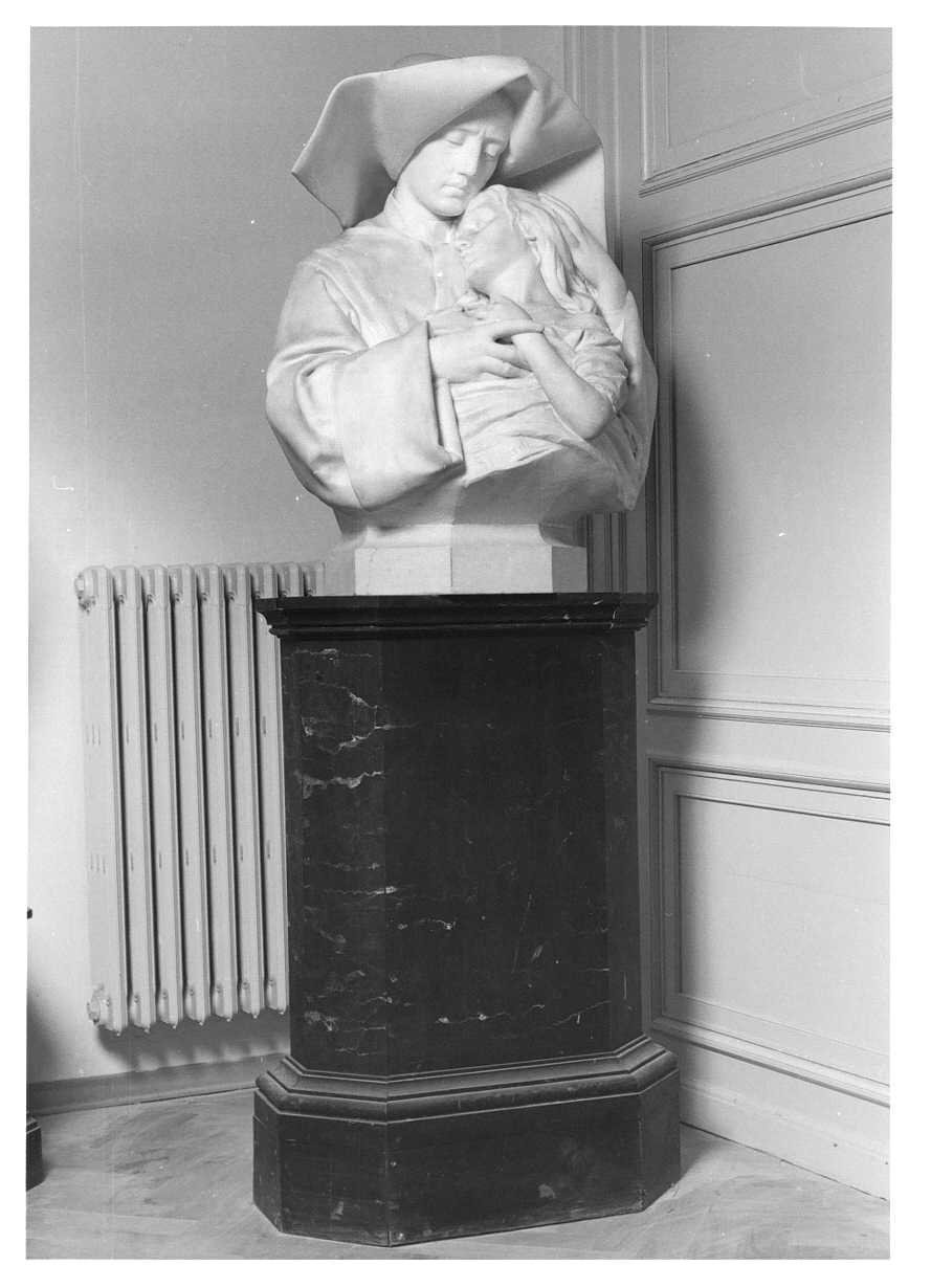 Charitas, busto di suora vincenziana con fanciulla (scultura, opera isolata) di Stuardi Giovanni Antonio (ultimo quarto sec. XIX)