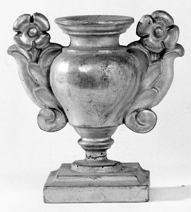 vaso d'altare con composizione floreale, serie - ambito piemontese (sec. XVIII)