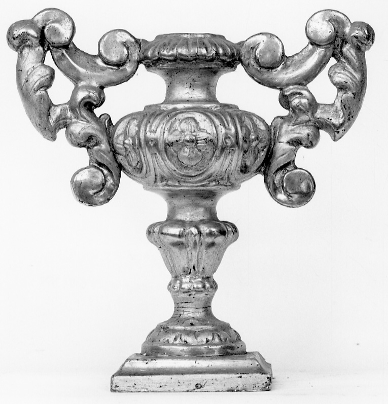 vaso d'altare con composizione floreale, serie - ambito piemontese (fine sec. XVII)