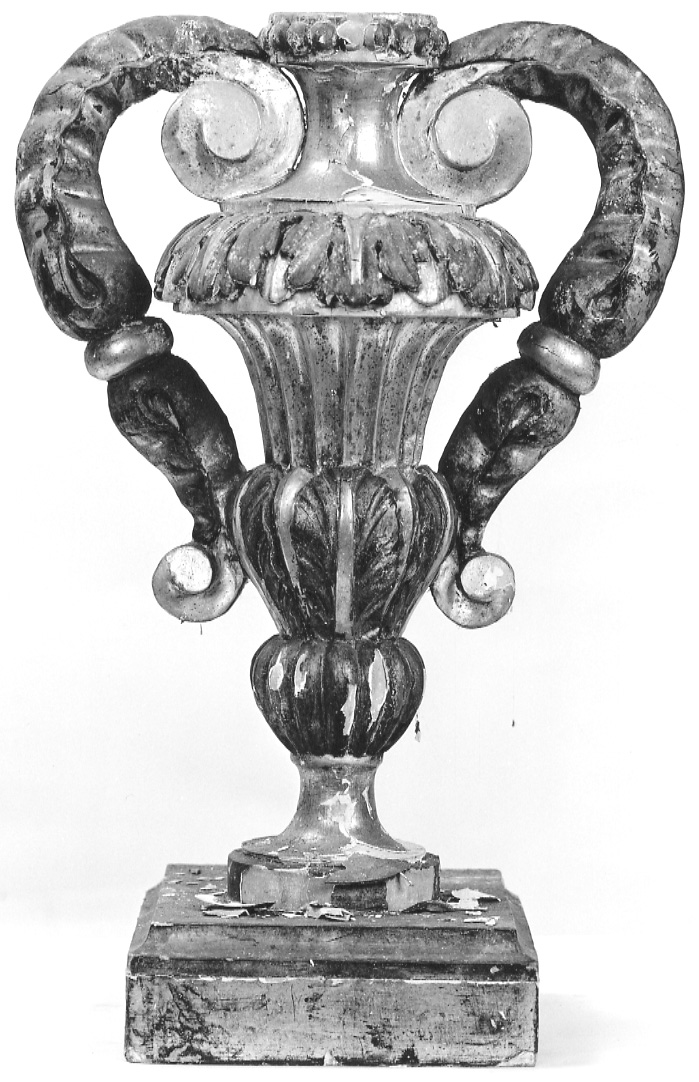 vaso d'altare con composizione floreale, serie - ambito piemontese (seconda metà sec. XVII)