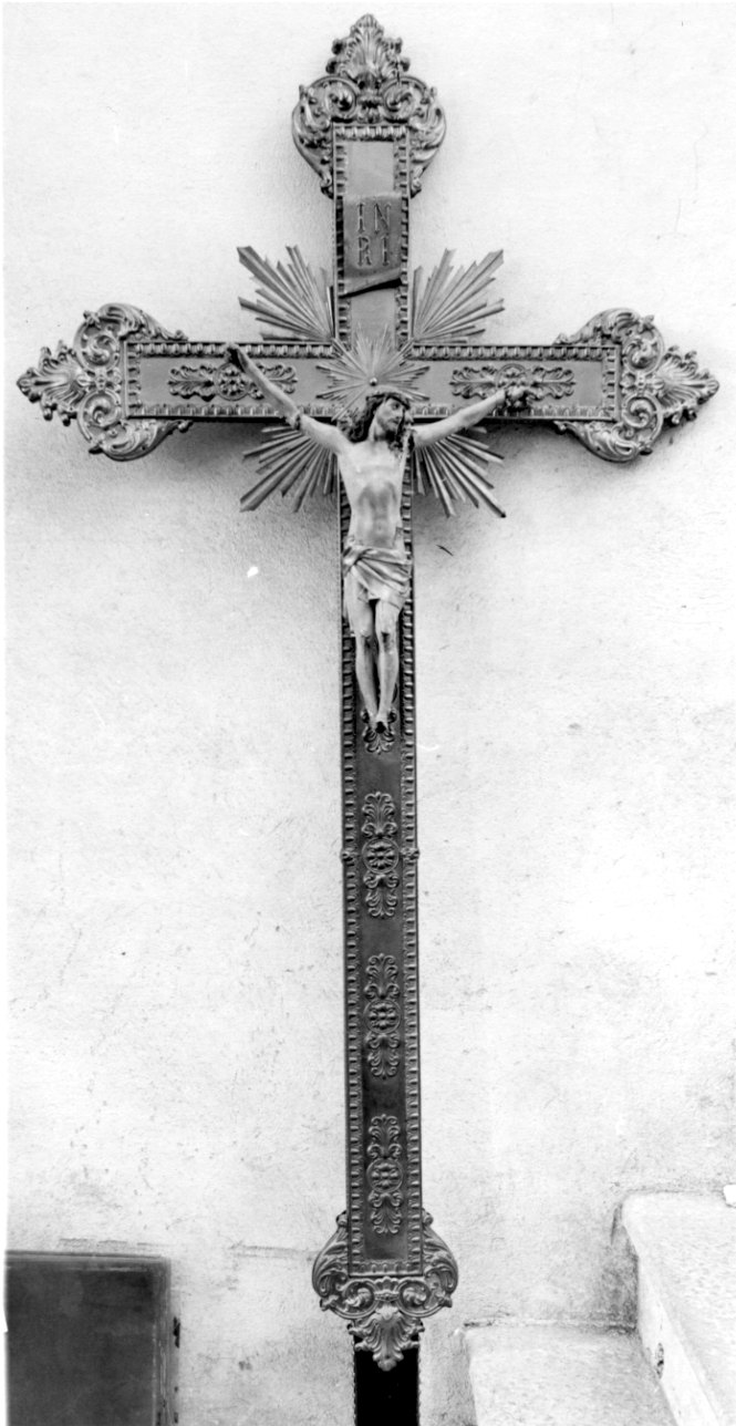 Cristo crocifisso trionfante (croce processionale, opera isolata) - bottega lombardo-piemontese (seconda metà sec. XIX)