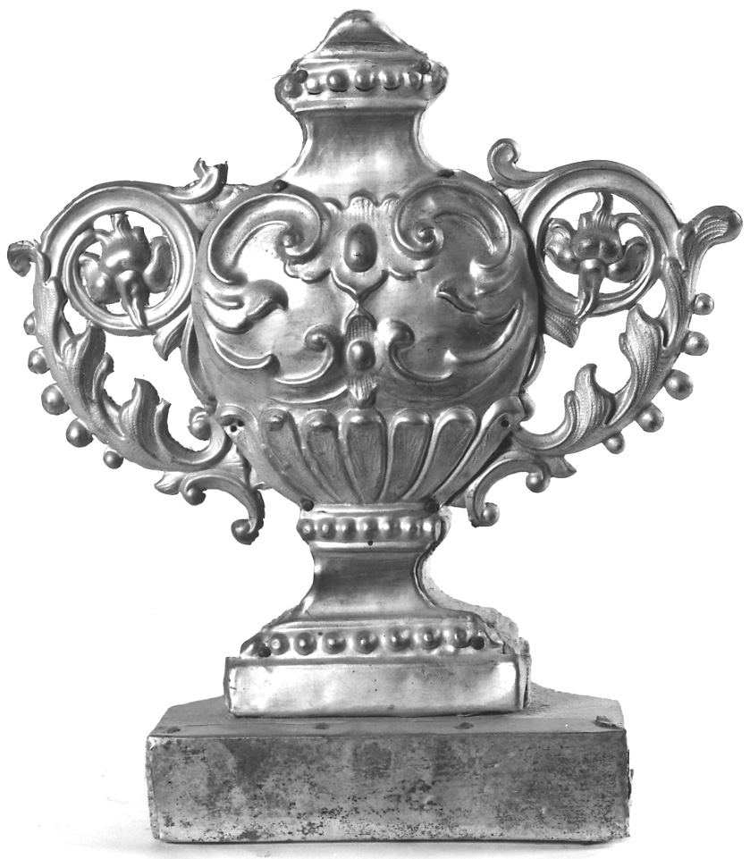 vaso d'altare con composizione floreale, serie - ambito italiano (ultimo quarto sec. XIX)