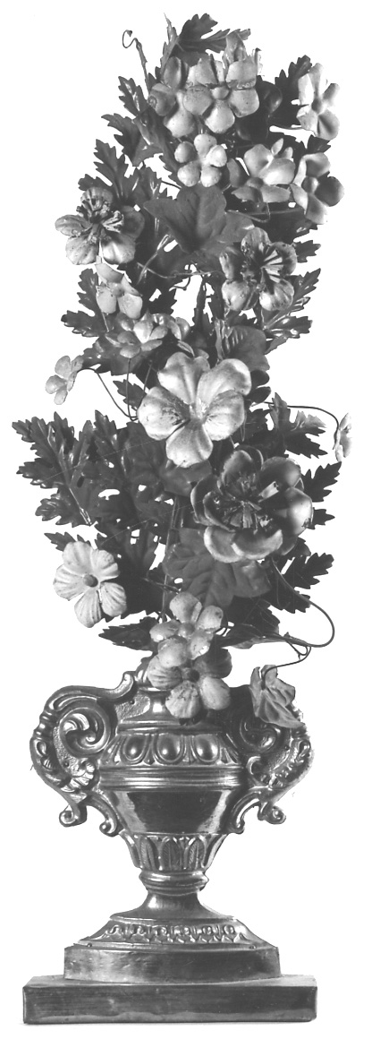 vaso d'altare con composizione floreale, serie - ambito italiano (fine/inizio secc. XIX/ XX)