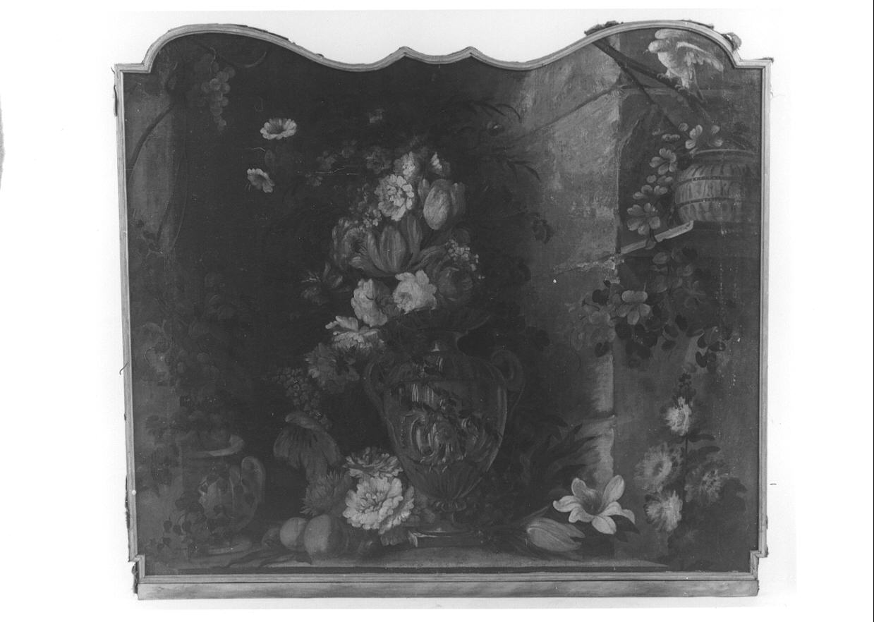 natura morta con fiori, frutta, vasi e uccello (paracamino, opera isolata) - ambito piemontese (seconda metà sec. XVIII)