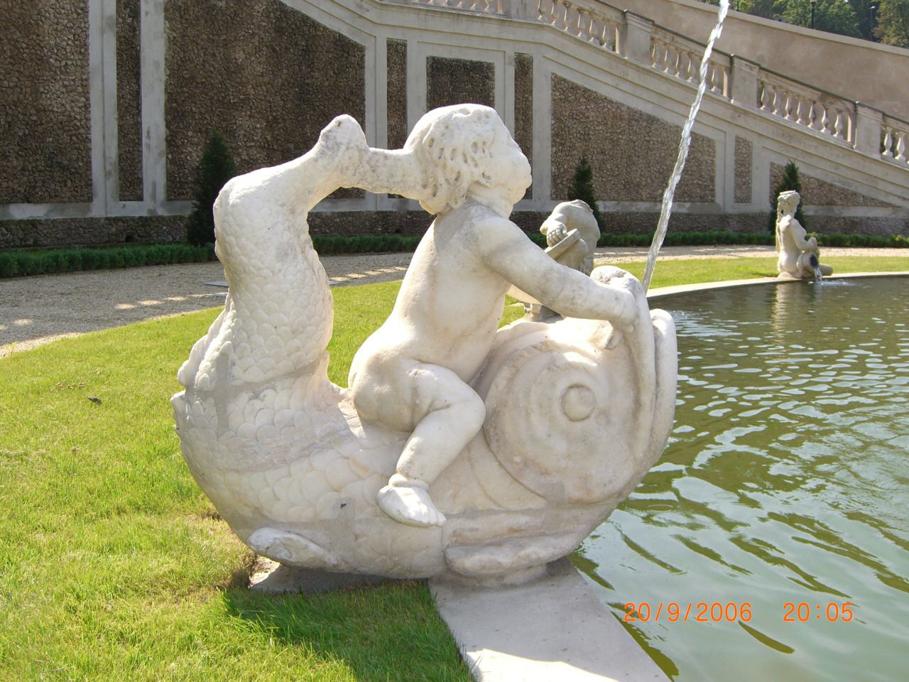 putto sul dorso di un delfino (statua, elemento d'insieme) di Carlone Giuseppe Maria (sec. XVII)