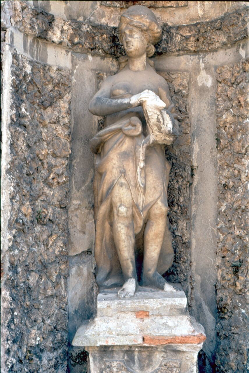 figura femminile con agnello (statua, elemento d'insieme) - ambito piemontese (seconda metà sec. XVII)