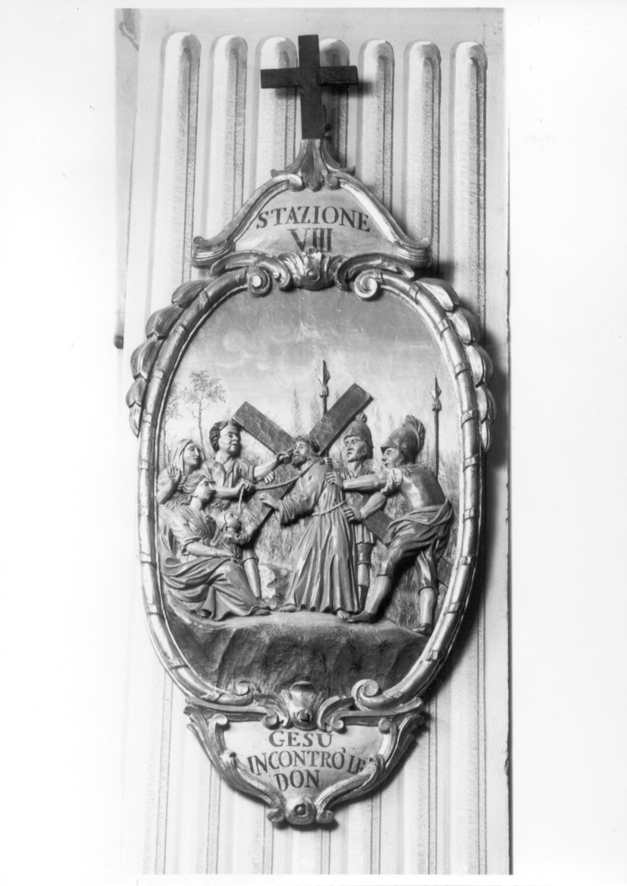 stazione VIII: Gesù consola le donne di Gerusalemme (formella, elemento d'insieme) di Serpentiere Pietro Antonio (inizio sec. XIX)
