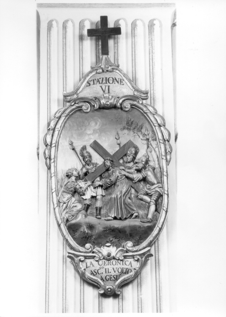 stazione VI: Gesù asciugato dalla Veronica (formella, elemento d'insieme) di Serpentiere Pietro Antonio (inizio sec. XIX)