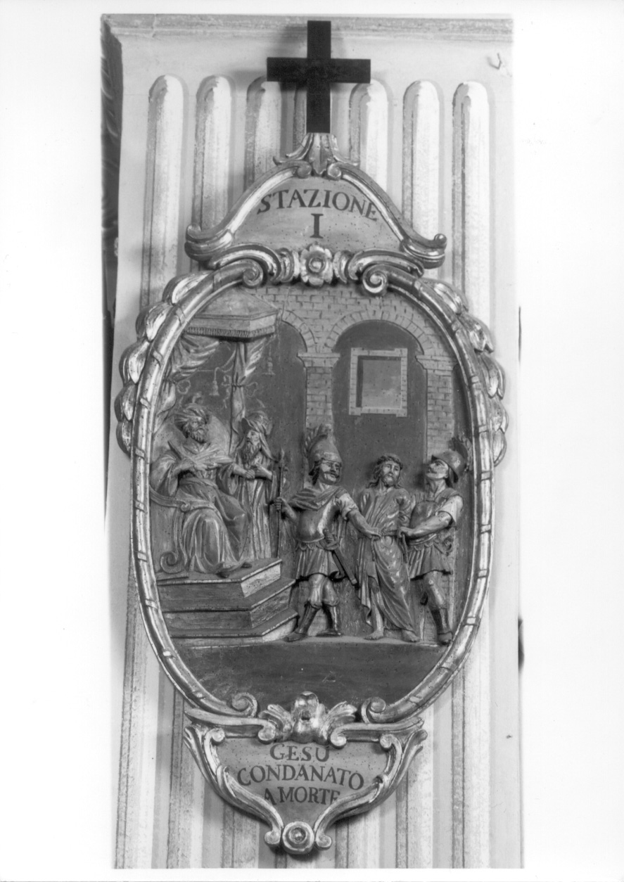 stazione I: Gesù condannato a morte (formella, elemento d'insieme) di Serpentiere Pietro Antonio (inizio sec. XIX)