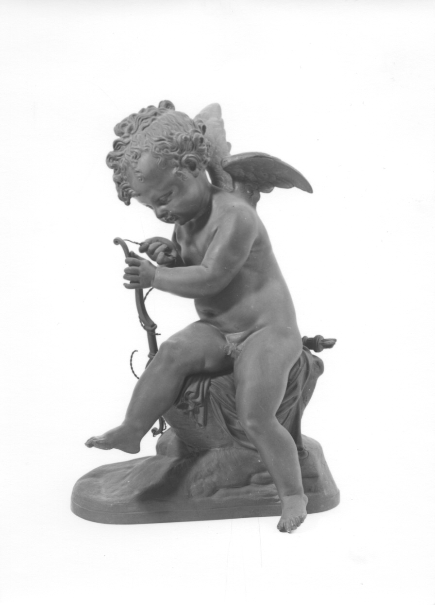 Cupido costruisce il suo arco (statuetta, opera isolata) - produzione francese (seconda metà sec. XIX)
