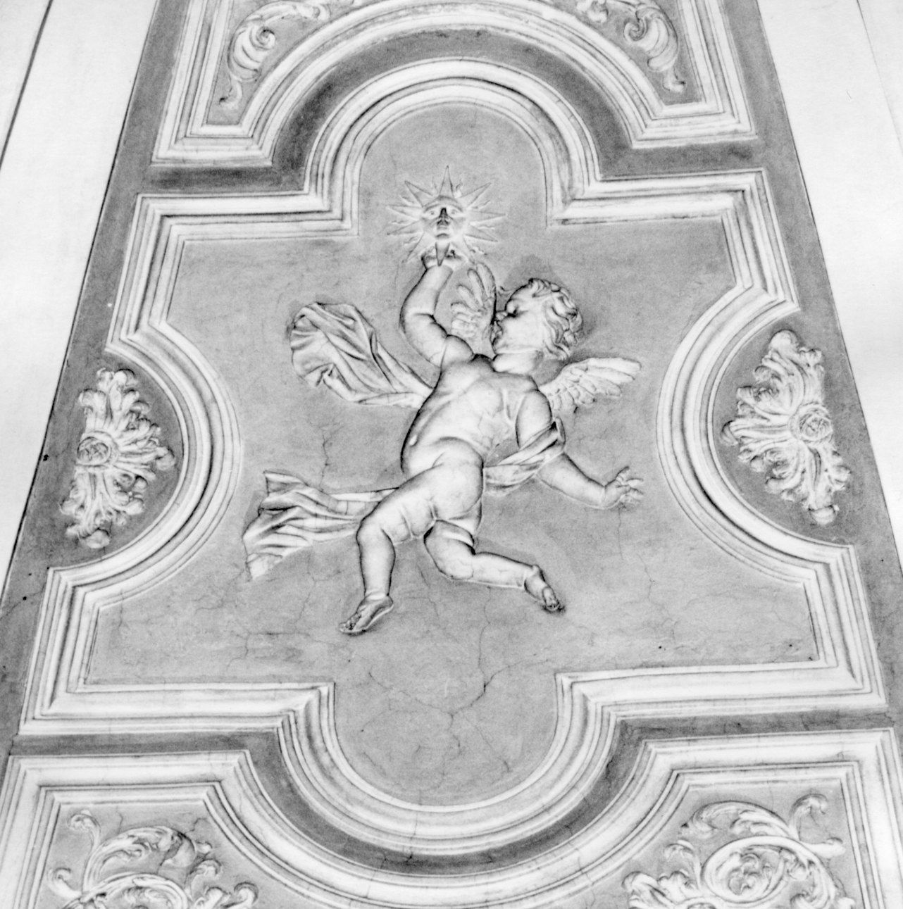 ANGIOLETTO CON SOLE (decorazione plastica, elemento d'insieme) di Belli Luigi, Beltramelli Domenico (fine/inizio secc. XVII/ XVIII)