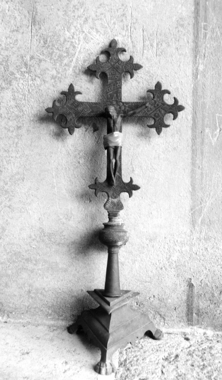 Cristo crocifisso e strumenti della Passione (croce, opera isolata) - bottega piemontese (prima metà sec. XVII)