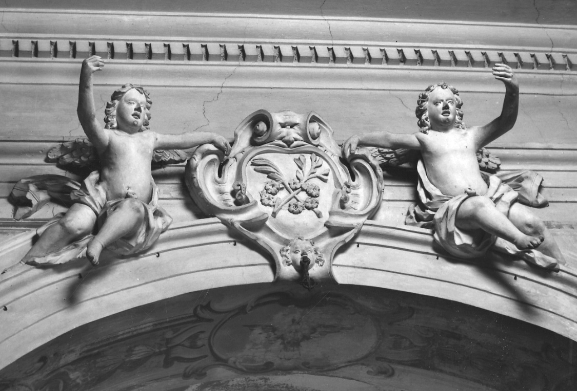 angeli reggenti uno scudo (decorazione plastica, opera isolata) - ambito lombardo, ambito piemontese (seconda metà sec. XVIII)