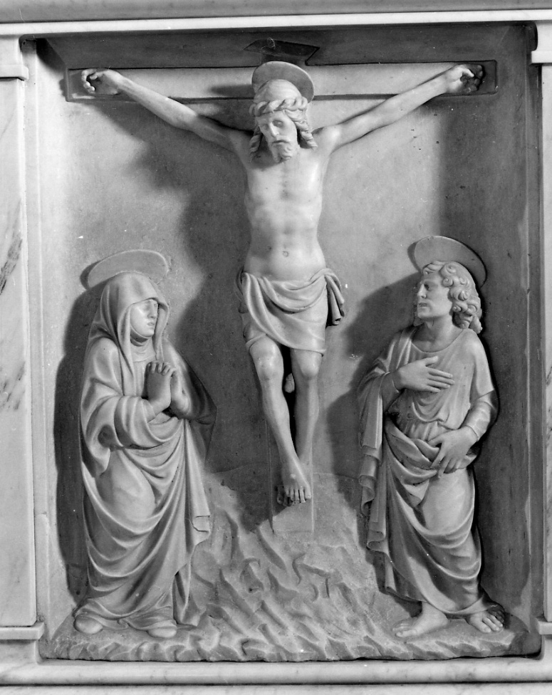 crocifissione di Cristo con la Madonna e San Giovanni Evangelista (rilievo, opera isolata) - ambito lombardo (secc. XV/ XVI)