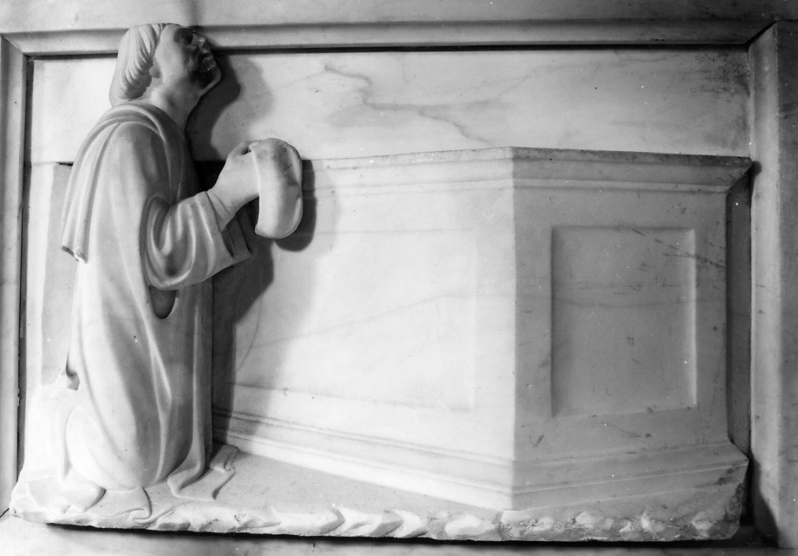 devoto in preghiera davanti al sepolcro (rilievo, opera isolata) - ambito lombardo (secc. XV/ XVI)