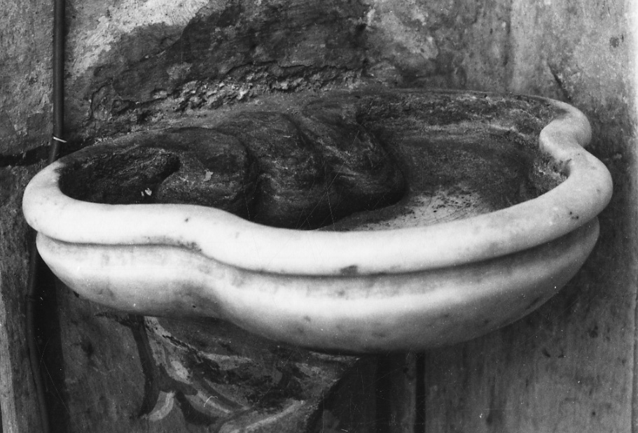 acquasantiera da parete, coppia - bottega liguro-piemontese (fine/inizio secc. XVII/ XVIII)