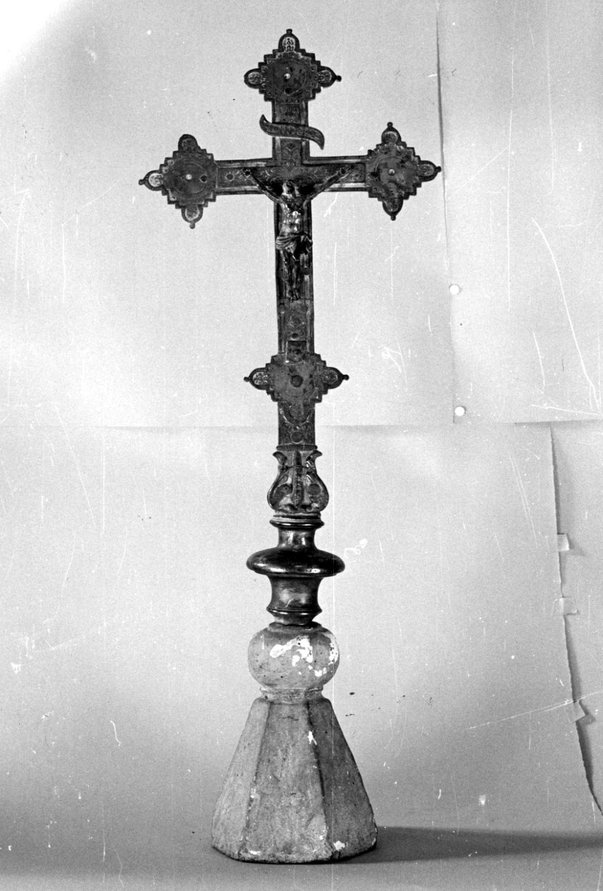 Cristo crocifisso (croce processionale, opera isolata) - bottega Italia nord-occidentale (fine/inizio secc. XVI/ XVII, sec. XVIII)