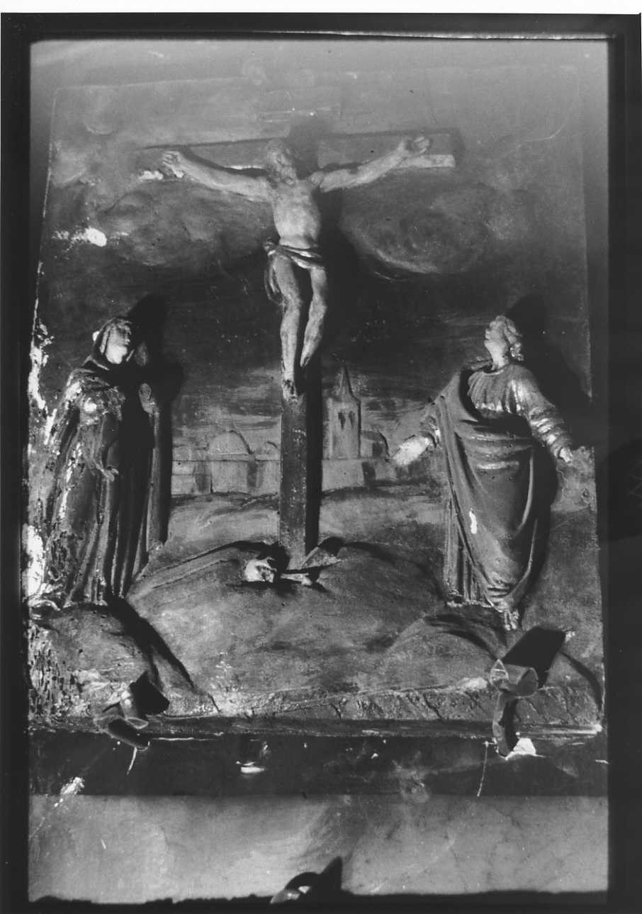 crocifissione di Cristo con la Madonna e San Giovanni Evangelista (rilievo) - bottega piemontese (seconda metà sec. XVI)