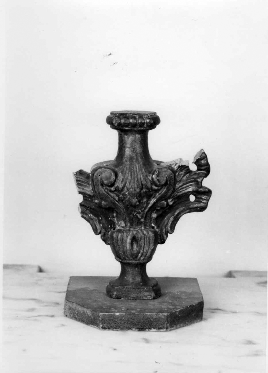 vaso d'altare con composizione floreale, serie - bottega piemontese (metà sec. XVIII)