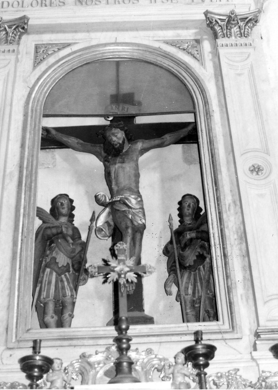 Cristo crocifisso e santi martiri (gruppo scultoreo, opera isolata) - bottega biellese (sec. XIX)