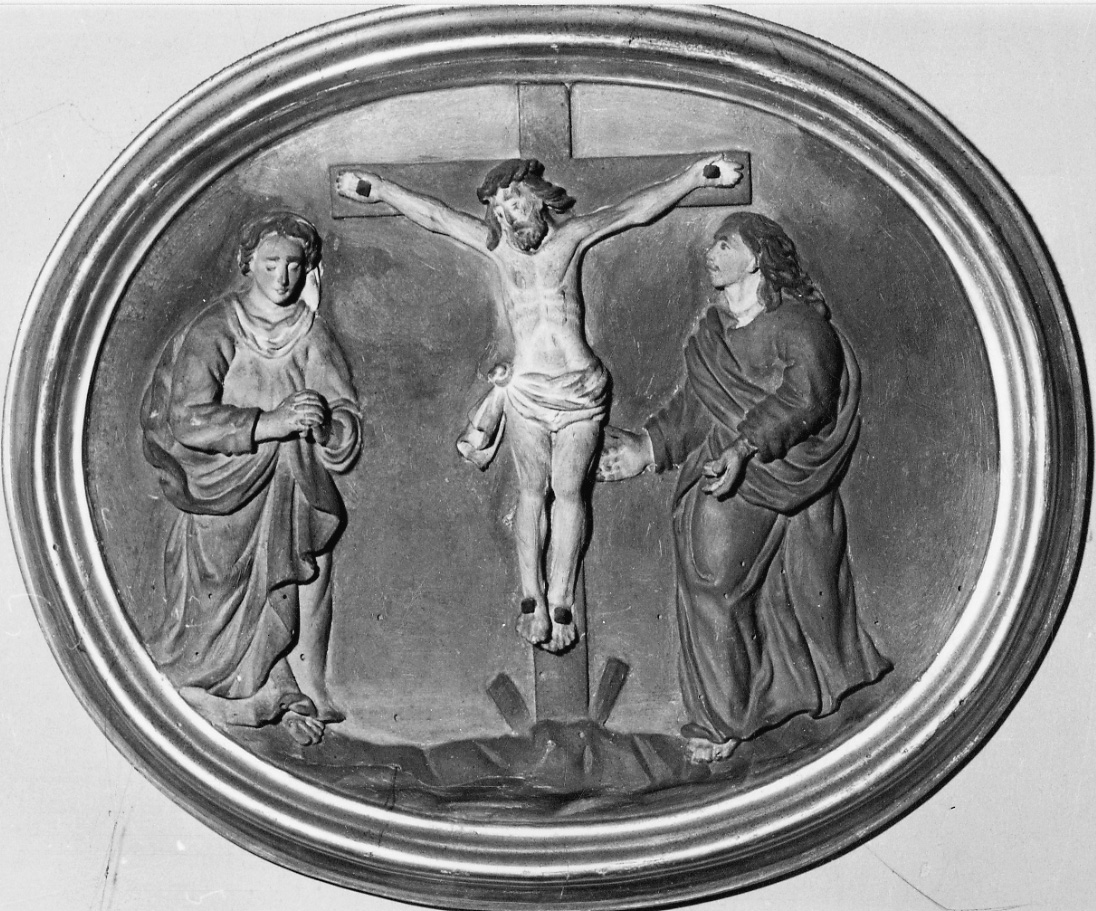 crocifissione di Cristo con la Madonna e San Giovanni Evangelista (rilievo, elemento d'insieme) - bottega piemontese (fine/inizio secc. XVII/ XVIII)