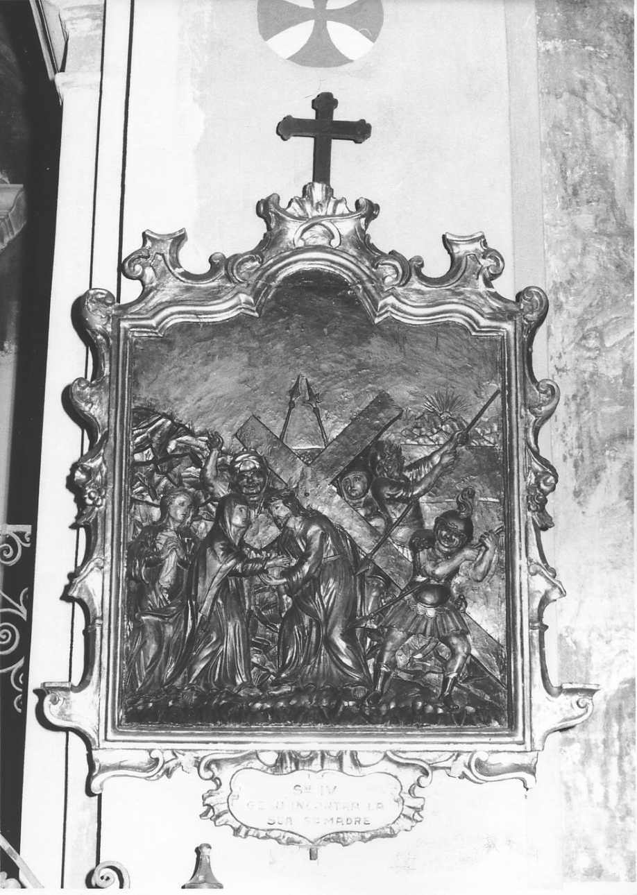 stazione IV: Gesù incontra la Madonna (rilievo) di Serpentiere Pietro Antonio (bottega) (prima metà sec. XVIII)