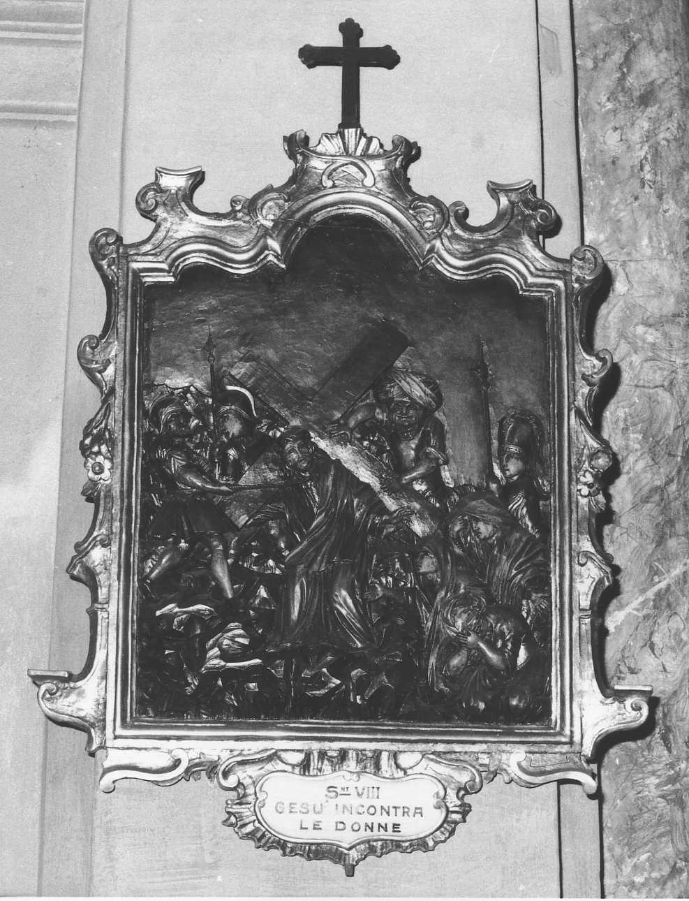 stazione VIII: Gesù consola le donne di Gerusalemme (rilievo) di Serpentiere Pietro Antonio (bottega) (prima metà sec. XVIII)