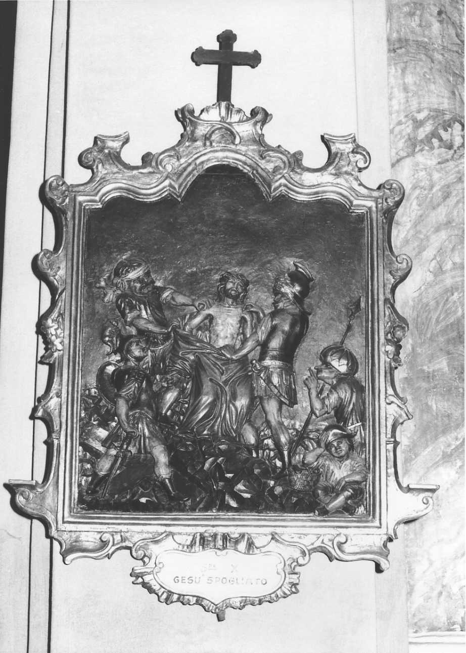 stazione X: Gesù spogliato e abbeverato di fiele (rilievo) di Serpentiere Pietro Antonio (bottega) (prima metà sec. XVIII)