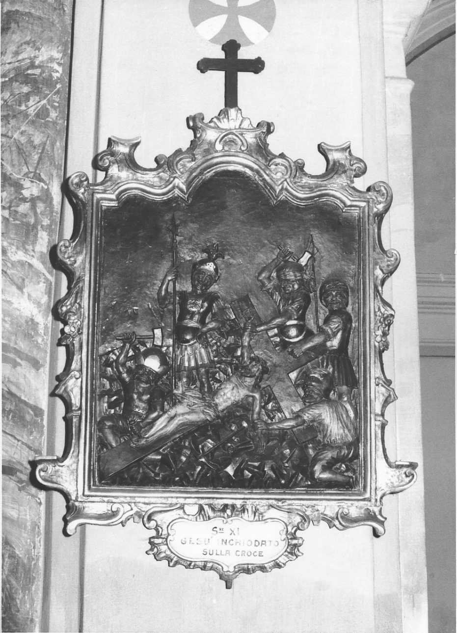 stazione XI: Gesù inchiodato alla croce (rilievo) di Serpentiere Pietro Antonio (bottega) (prima metà sec. XVIII)