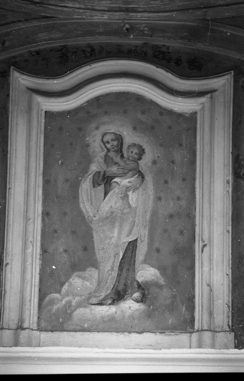 Madonna con Bambino (decorazione plastico-pittorica, elemento d'insieme) di Bergallo Pietro (attribuito) (metà sec. XIX)
