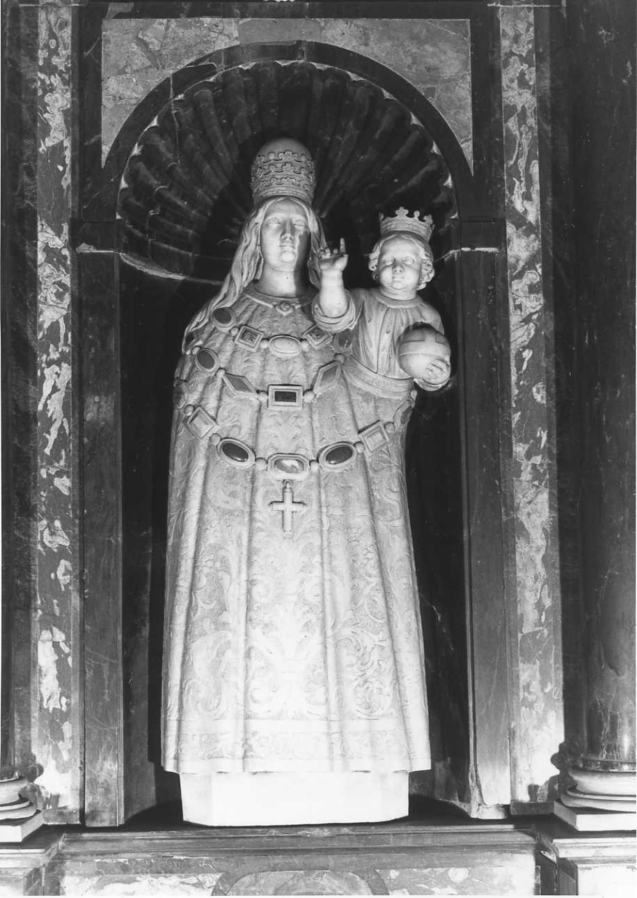 Madonna con Bambino (statua, opera isolata) di Carlone Tommaso (sec. XVII)