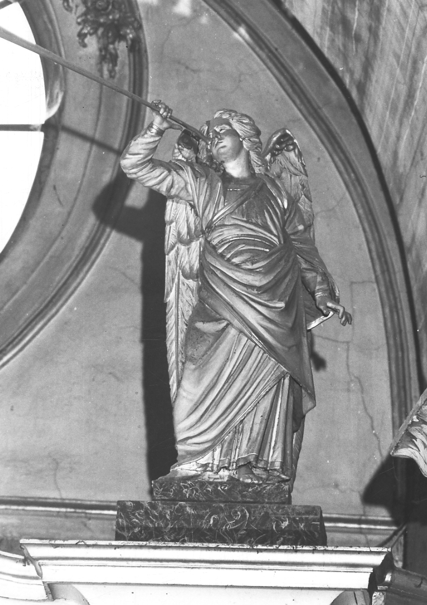 angelo che suona la tromba (statua, elemento d'insieme) di Barone Enrico, Garbazio (fine sec. XIX)