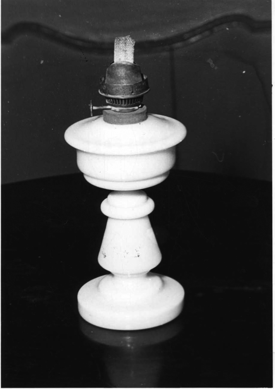 lampada a petrolio, opera isolata - bottega piemontese (seconda metà sec. XIX)