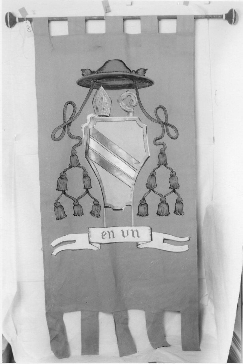 stemma vescovile di Amedeo di Romagnano (stendardo processionale, opera isolata) - ambito piemontese (terzo quarto sec. XX)