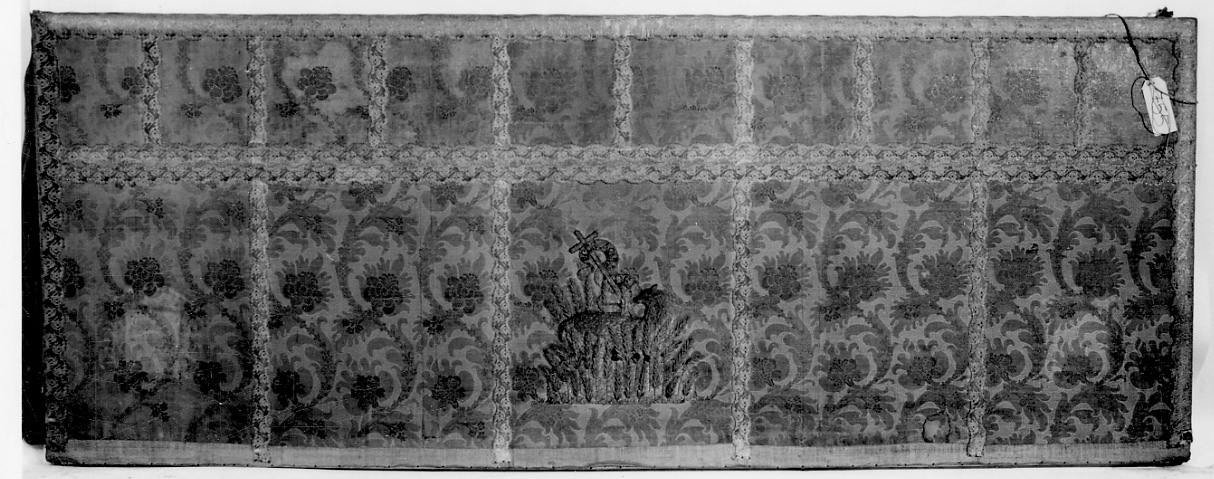 Agnus Dei e motivi decorativi vegetali (paliotto, opera isolata) - manifattura italiana (terzo quarto sec. XIX)