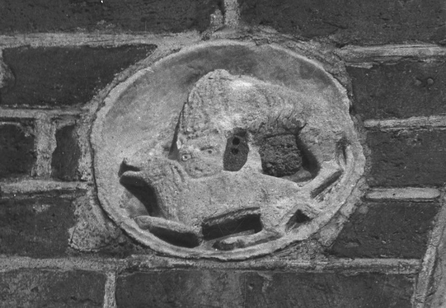 leone che azzanna un agnello (rilievo, opera isolata) - bottega lombardo-piemontese (seconda metà sec. XII)