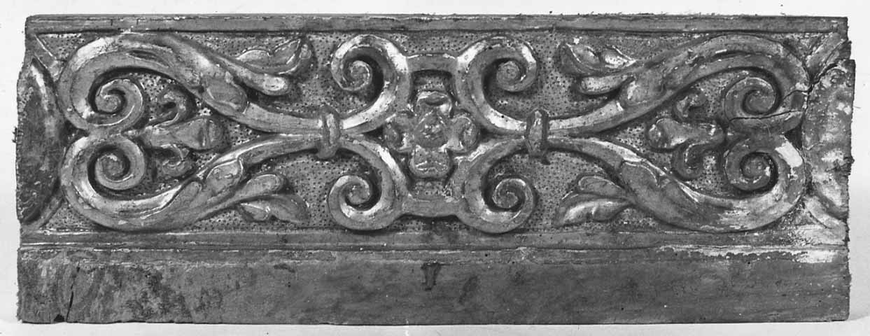 decorazione a intaglio, frammento - bottega della Valsesia (fine/inizio secc. XVI/ XVII)
