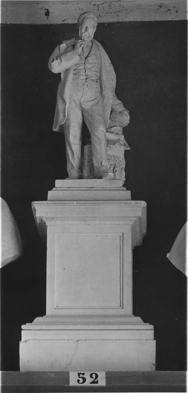 ritratto d'uomo a figura intera (statua, opera isolata) di Della Vedova Pietro (seconda metà sec. XIX)