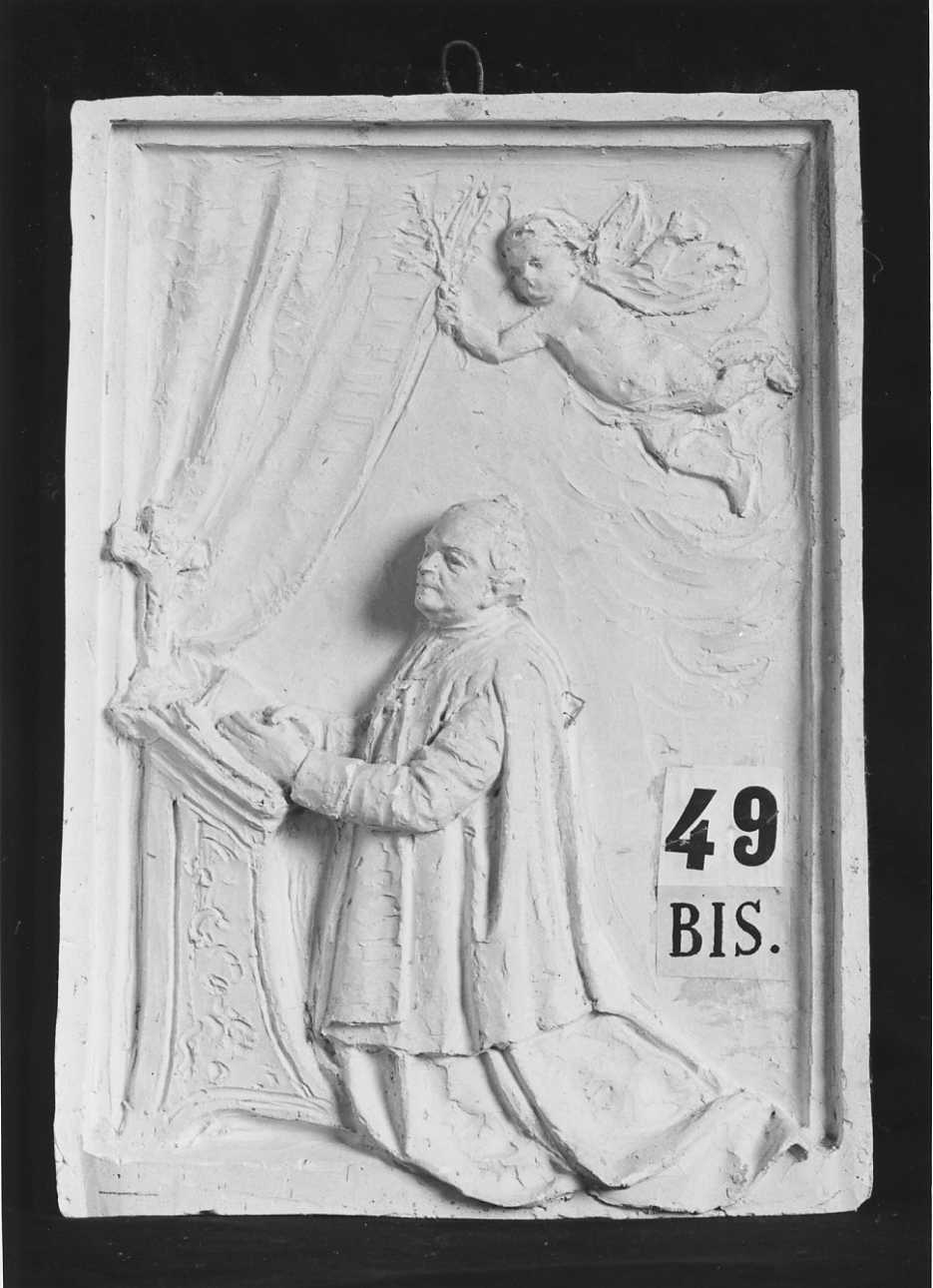ritratto a figura intera di Giovanni Tommaso Ghilardi in preghiera (rilievo, opera isolata) di Della Vedova Pietro (ultimo quarto sec. XIX)