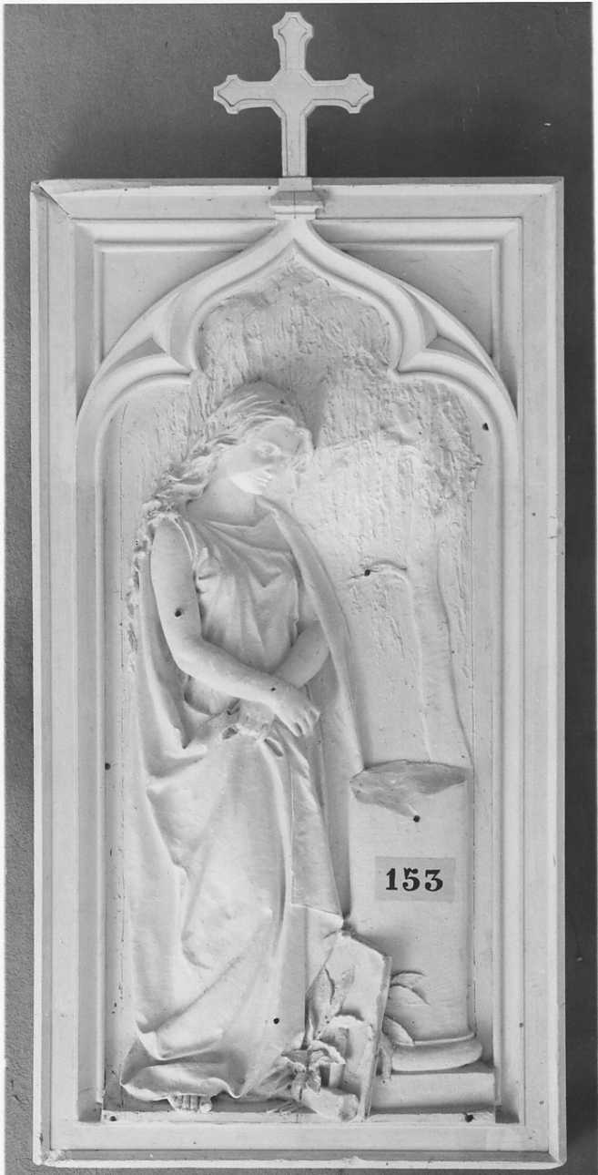 Ricordo dello scultore Giovanni Ragozzi, figura allegorica femminile piangente (rilievo, opera isolata) di Della Vedova Pietro (seconda metà sec. XIX)