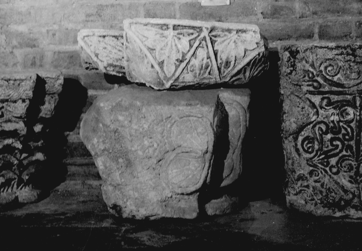 capitello di pilastro, frammento - bottega Italia settentrionale (fine/inizio secc. XI/ XII)