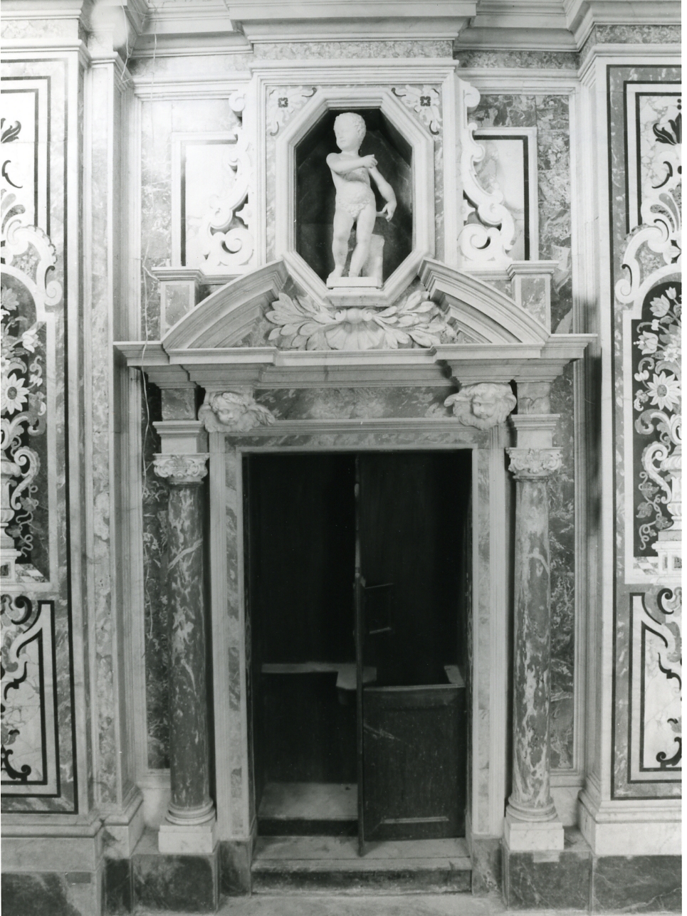 motivi decorativi vegetali con figure alate (mostra di porta, serie) di Lazzari Jacopo (sec. XVII)