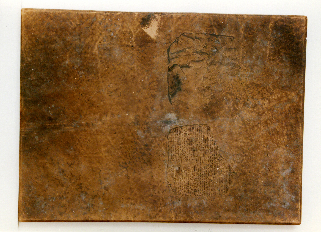 frammento di tavoletta con rilievo con armigeri ed iscrizione greca (matrice) di Russo Andrea, Biondi Raffaele (sec. XIX)