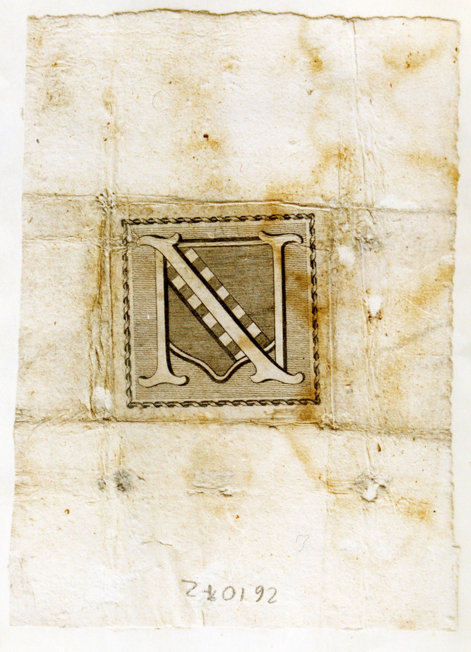 lettera N con scudo a banda diagonale (stampa controfondata) - ambito napoletano, ambito napoletano (?) (sec. XVIII)